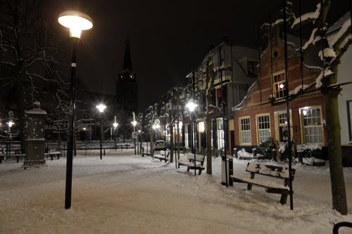 Kerkplein in winterse tooi